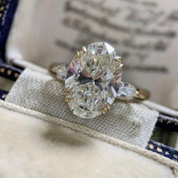 💎 New Stunning & sparkling oval cubic zirconia ring 💎 - Picture 1 of 6